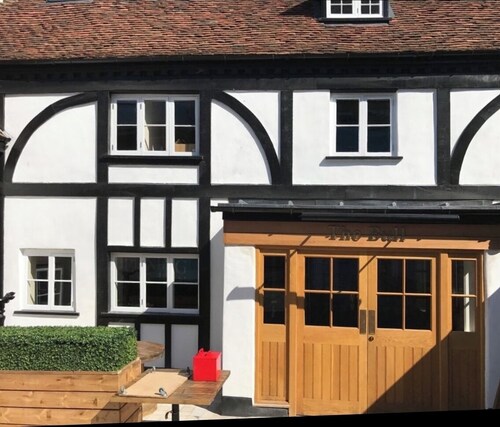 Fabulous with 4 Beds, Town house, sleeps 6, 5 mins from Bracknell Town & Station