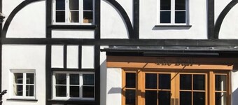 Fabulous with 4 Beds, Town house, sleeps 6, 5 mins from Bracknell Town & Station