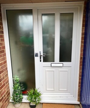 Exterior detail - Fabulous with 4 Beds, Town house, sleeps 6, 5 mins from Bracknell Town & Station (Bracknell)