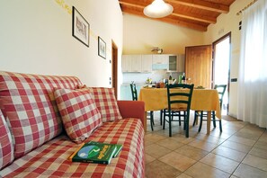 Fernseher, Tischtennisplatte, Bücher, Videothek