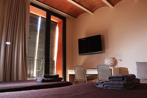 Triple Room | Desk, blackout curtains, soundproofing, iron/ironing board - Hotel Can Bo de Pau (Salt)