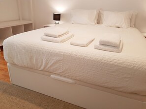 2 quartos, ferros/tábuas de passar roupa, berço de viagem