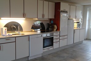 Full-size fridge, microwave, oven, stovetop - Agervig Bed & Breakfast (Varde)