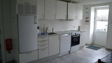 Full-size fridge, microwave, oven, stovetop