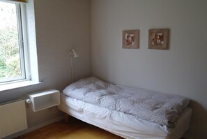 Twin Room | Desk, iron/ironing board, free WiFi, bed sheets