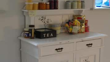Full-size fridge, microwave, oven, stovetop