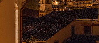 オリヴィ宮殿-アーチとバルコニー-モディカの記念碑的なエリア