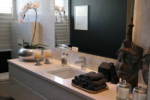 Appartement Luxe, 3 chambres | Lavabo de la salle de bain