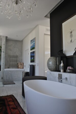 Penthouse | Deep soaking bathtub