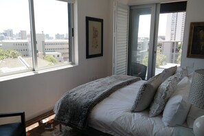 Luxury-Apartment, 3 Schlafzimmer | Individuell dekoriert, individuell eingerichtet, Schreibtisch