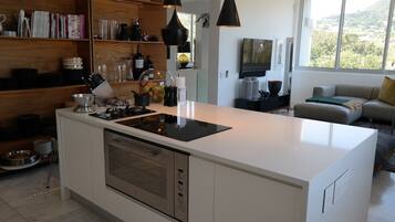 Penthouse | Private kitchen | Full-size fridge, microwave, oven, stovetop