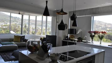 Penthouse | Private kitchen | Full-size fridge, microwave, oven, stovetop