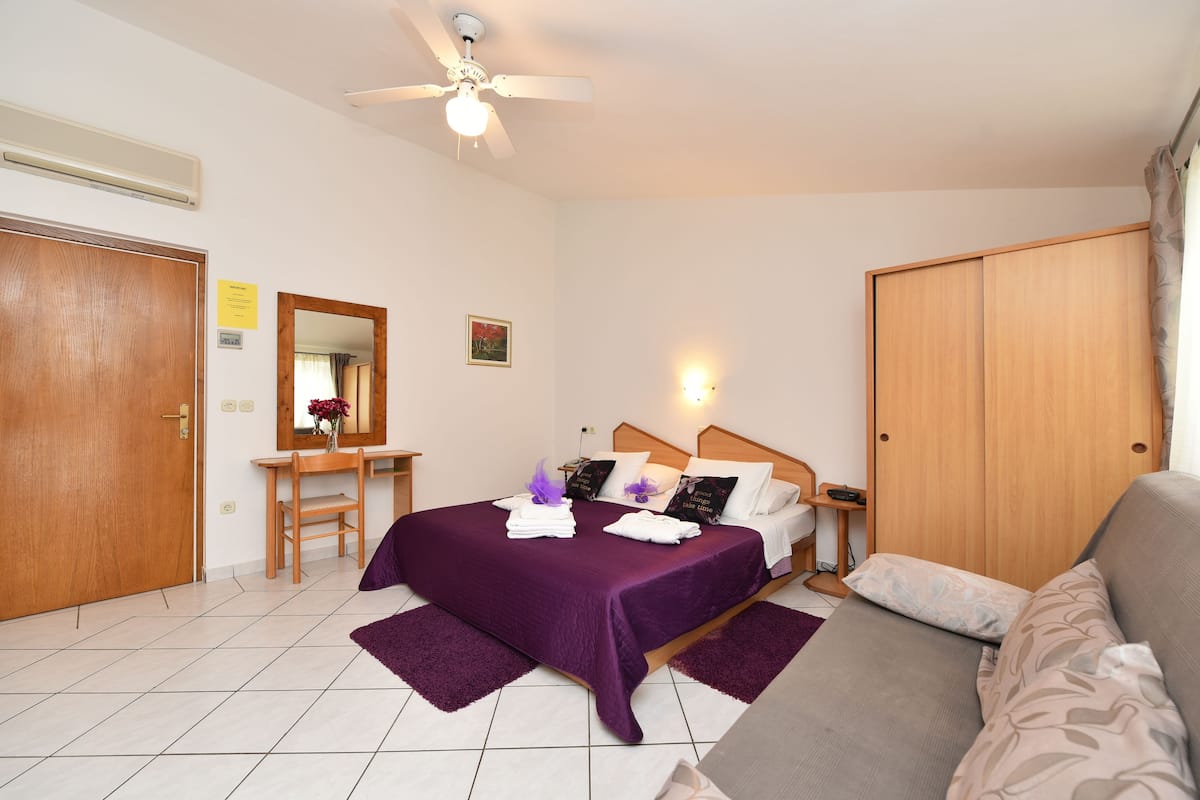 Studio | Iron/ironing board (on request), cribs (free), bed sheets