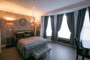 1 slaapkamer, een kluis op de kamer, een bureau