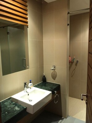 Badewanne, Haartrockner, Handtücher