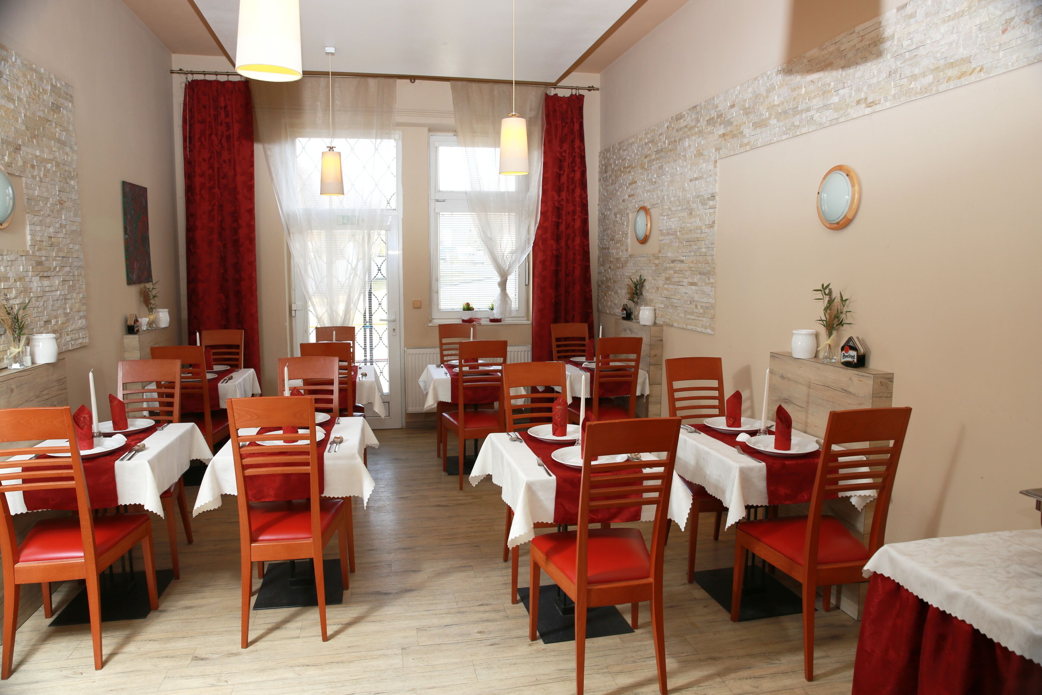Un espace repas comprenant plusieurs tables et chaises, disposées de manière à créer un aménagement spacieux.