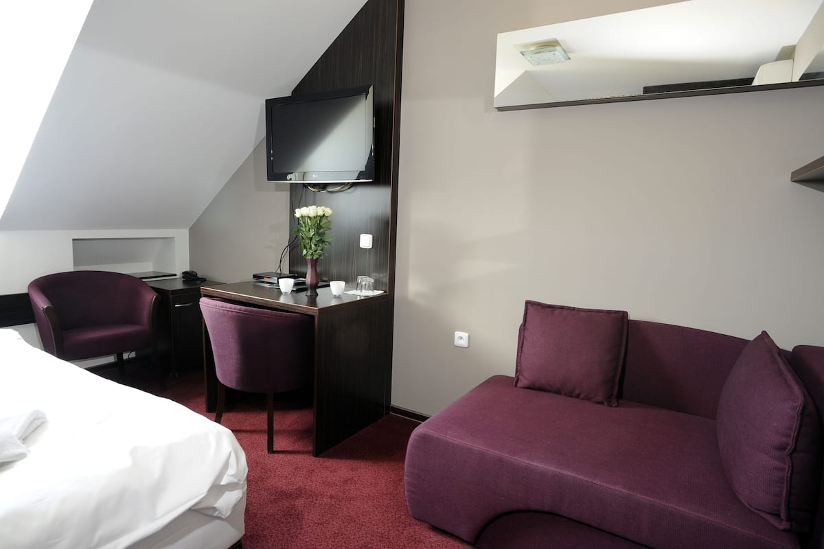 Comfort kamer | Een minibar, een kluis op de kamer, een bureau, geluiddichte muren