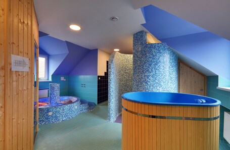 Indoor spa tub