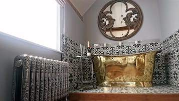 Deluxe King Room with Luxury Bath | Premium bedding, in-room safe, individually decorated