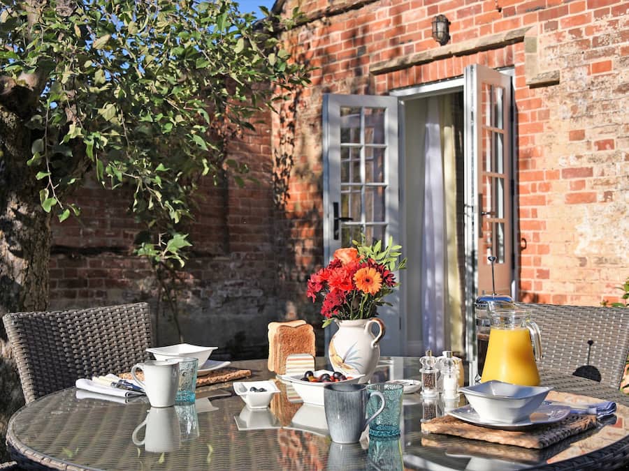 Deluxe-huone, 1 suuri parisänky, takka, puutarha-alue | Terassi/patio