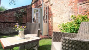 Deluxe King Room with Private Garden | Terrace/patio