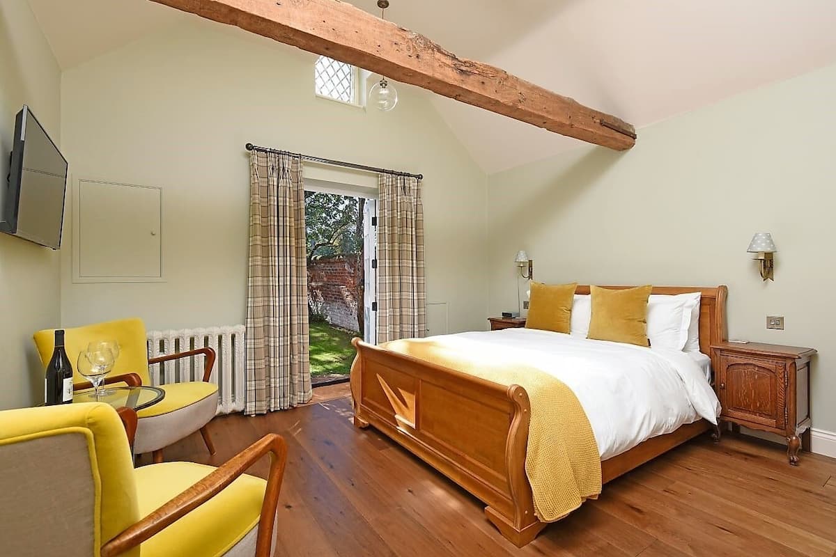 Premium bedding, in-room safe, individually decorated