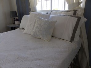 3 habitaciones, tabla de planchar con plancha, internet y ropa de cama 