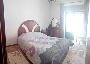 2 bedrooms, iron/ironing board, free WiFi, bed sheets - 2 bedroom apartment 5 minutes from the beach with sea views! (Nazaré)