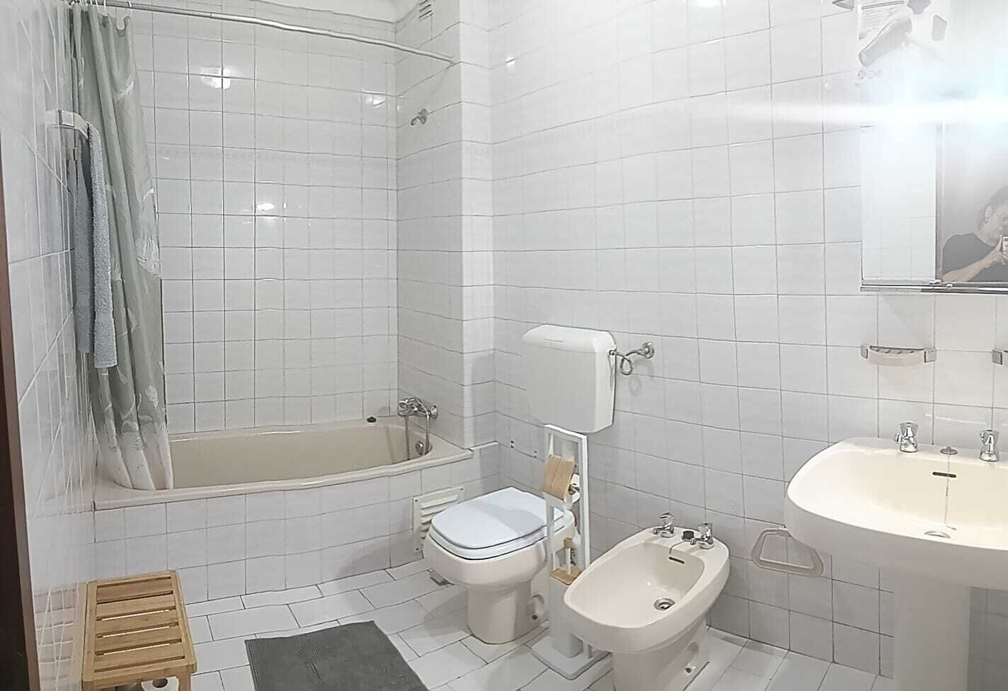 Un baño con bañera, inodoro, bidé y lavamanos.