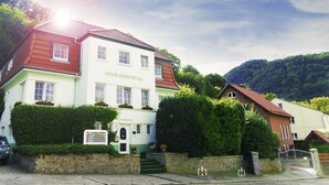A two-story building with a sign reading "HAUS SONNENECK". - Hotel Garni Haus Sonneneck (Thale)