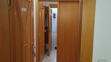 A hallway with wooden doors, one labeled "Apartman 1".