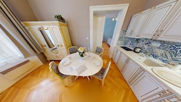 Rúmföt af bestu gerð, sérvalin húsgögn, hljóðeinangrun