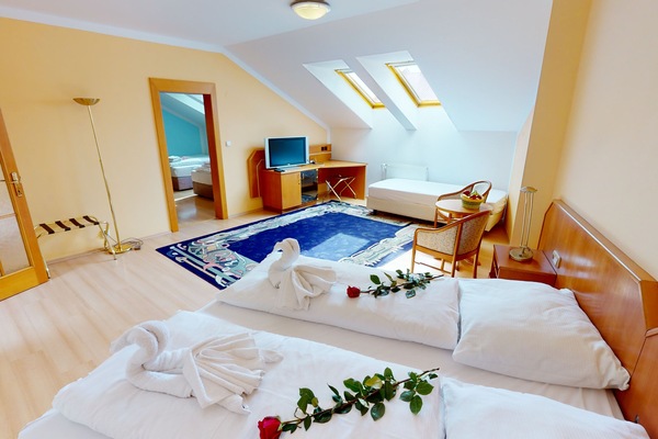 Ropa de cama de alta calidad y muebles diferentes