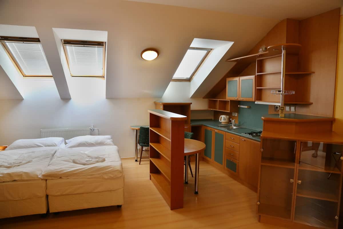 Studio (Suite 2+2 Centrum KM) | Premium bedding, soundproofing, cots/infant beds, free WiFi