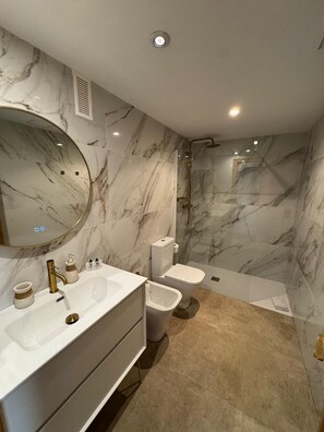 Badewanne, Haartrockner, Handtücher