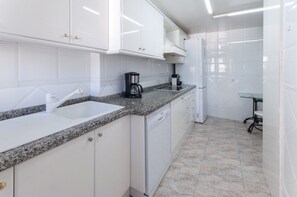 Refrigerador, microondas, horno y lavavajillas 