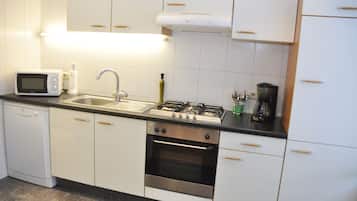 Een koelkast, een microgolfoven, een oven, een kookplaat
