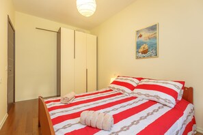2 bedrooms, iron/ironing board, free WiFi, bed sheets