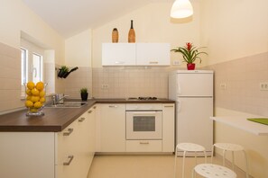 Microwave, dishwasher, cookware/dishes/utensils