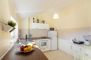 Microwave, dishwasher, cookware/dishes/utensils