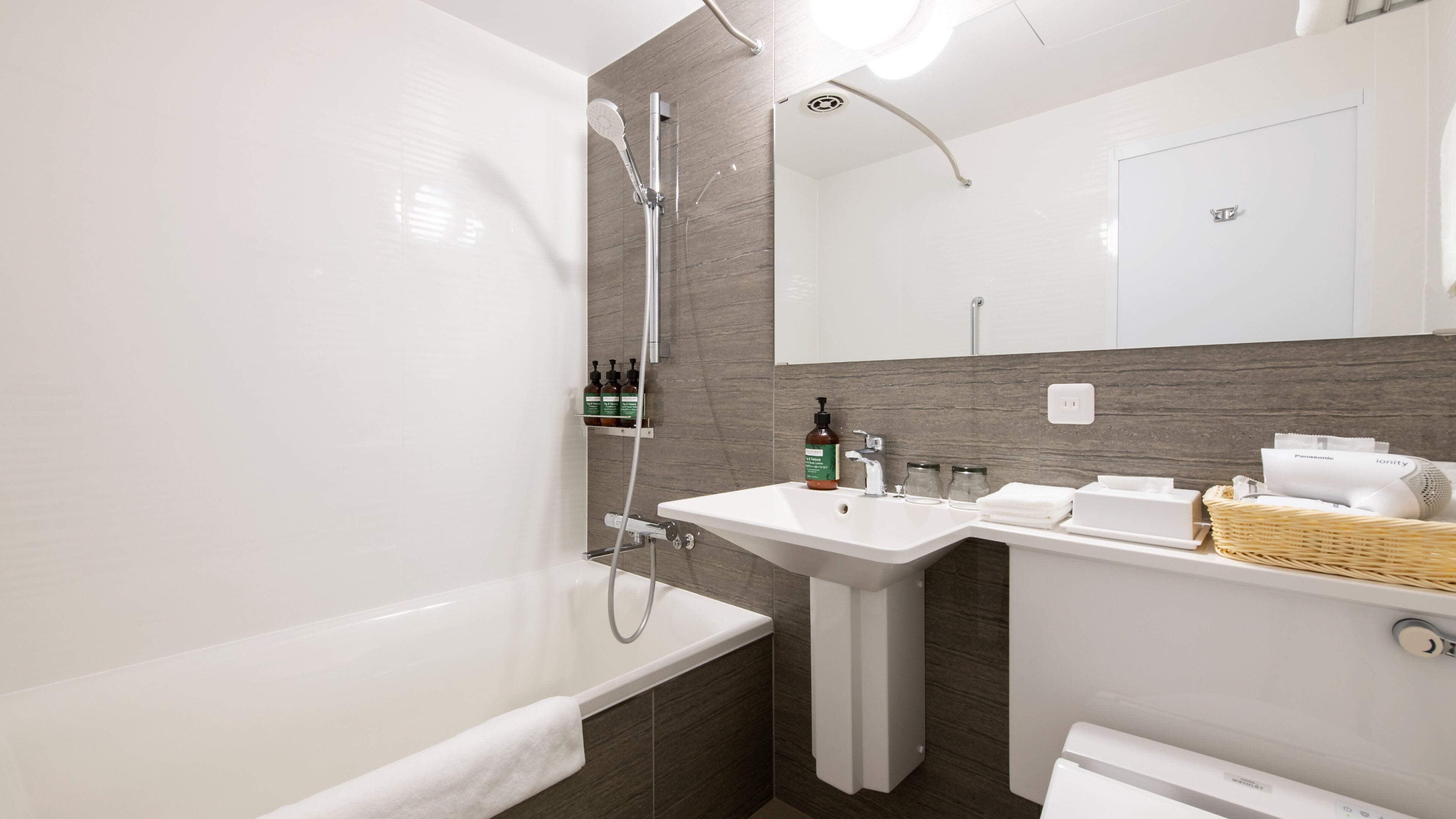 combined shower/bathtub, deep-soaking bathtub, free toiletries