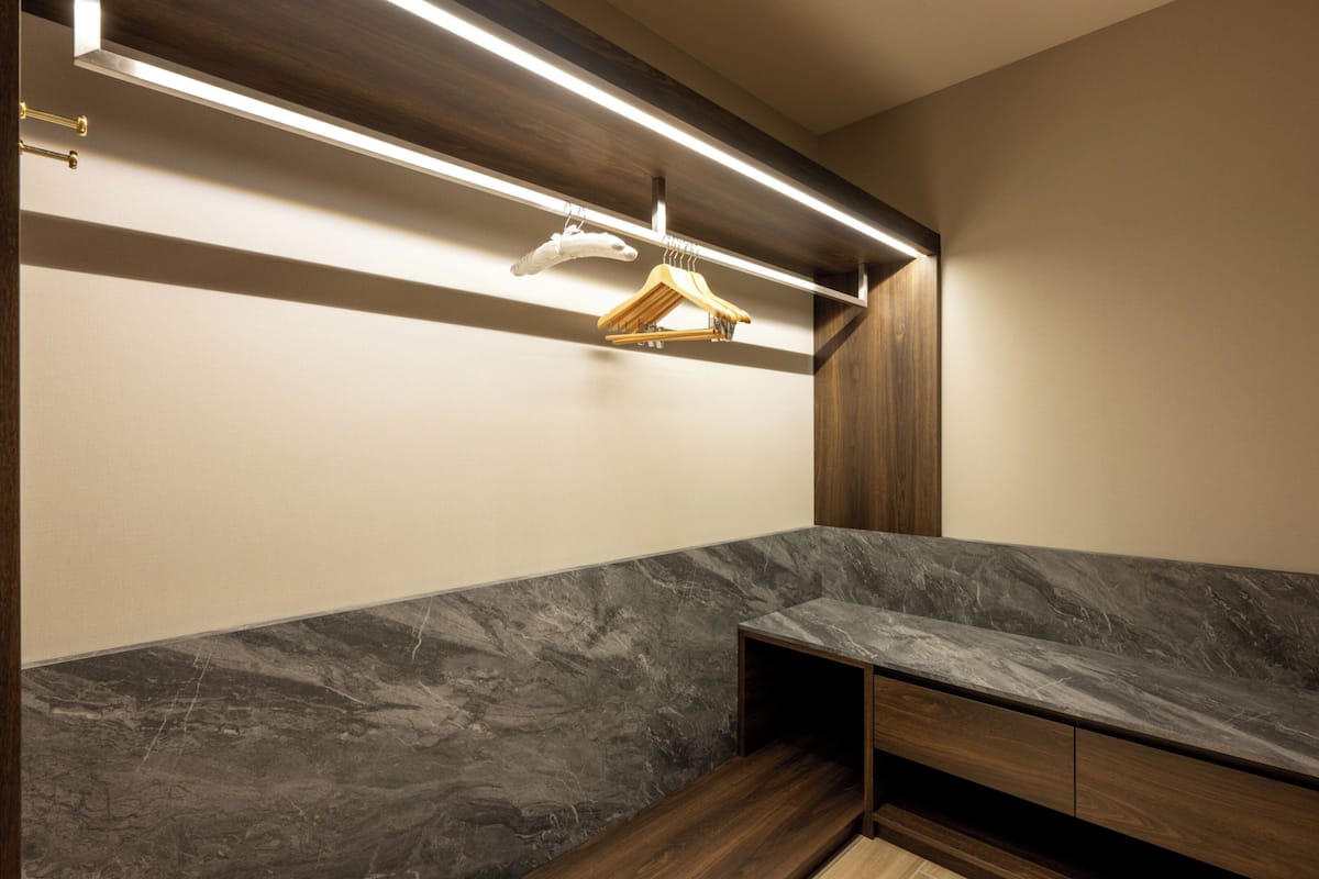 Suite, 2 camas individuales, con acceso al salón lounge del club | Escritorio, tabla de planchar con plancha, wifi gratis y ropa de cama