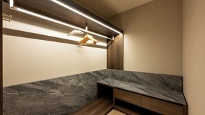 套房, 2 张单人床, 可进入俱乐部酒廊 | 办公桌、熨斗/熨衣板、免费 WiFi、床单