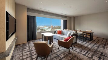 Suite, 2 camas individuales, Acceso al salón del club | Escritorio, tabla de planchar con plancha, wifi gratis y ropa de cama