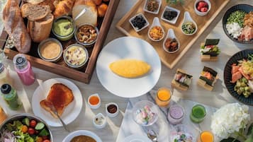 Daily buffet breakfast (JPY 3200 per person)