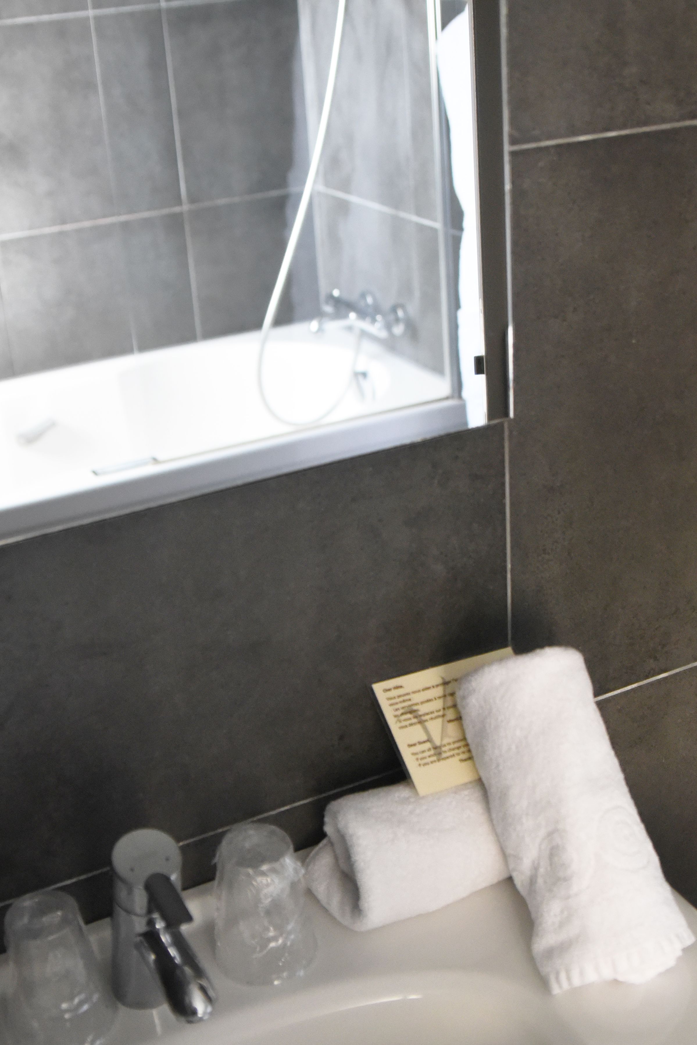 junior suite | bathroom | free toiletries, hair dryer, towels