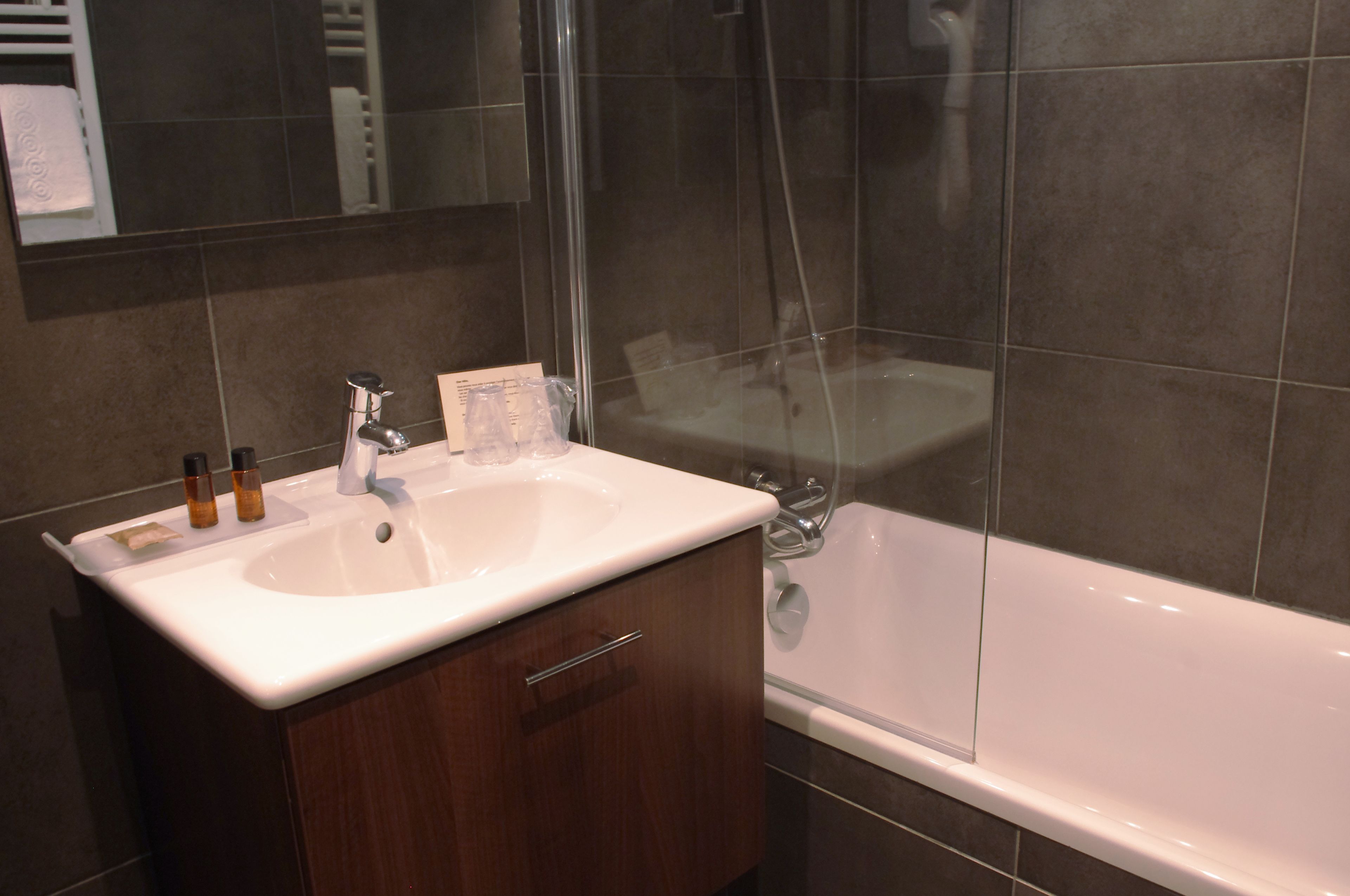 standard double room | bathroom | free toiletries, hair dryer, towels