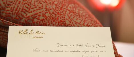 Tarjeta de bienvenida de un hotel de Villa les Bains, HOULGATE, con un mensaje en francés.