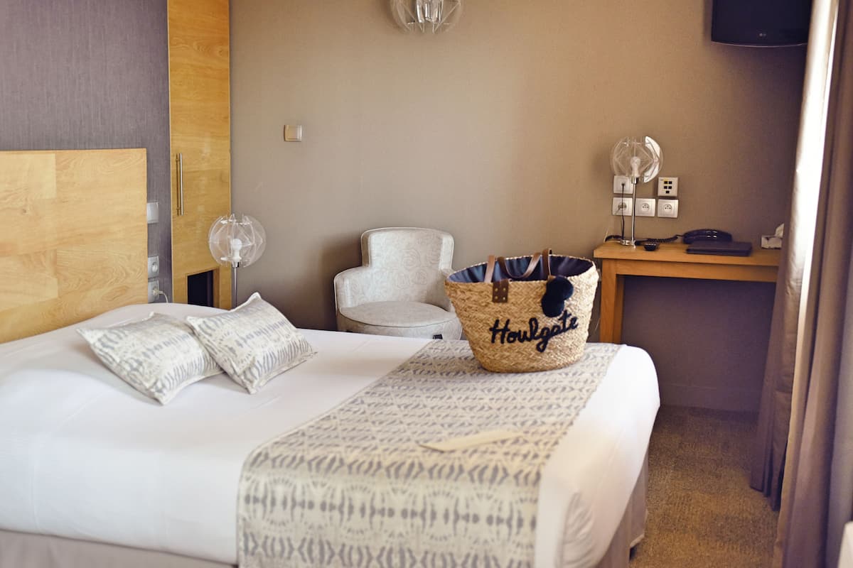 Standaard tweepersoonskamer | Luxe beddengoed, een minibar, een kluis op de kamer, een bureau