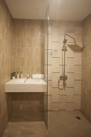 Dusche, Regendusche, kostenlose Toilettenartikel, Handtücher